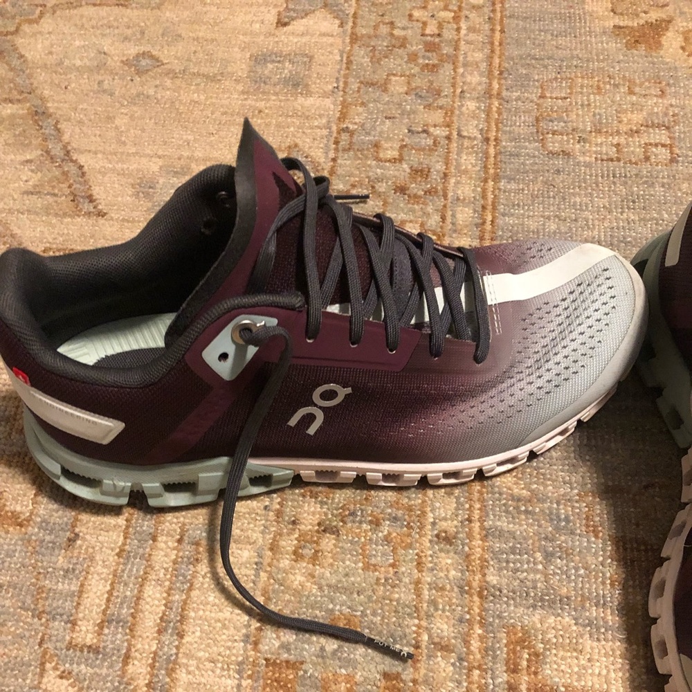 OnCloud Cloudflow Womens Sz 8  Running Shoes